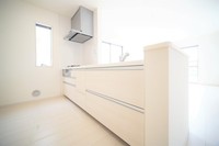 キッチン:人気の対面式キッチンは、リビングで遊んでいるお子様やご家族の様子を見ながら作業ができ、コミュニケーションもバッチリとれますね！