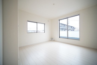 洋室:洋室は子供部屋や寝室、色々と用途多彩に利用できますね。
収納力もたっぷりなので、広々気持ちよく過ごすことができます。