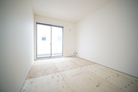 和室:リビングに隣接した明るいゆったり和室は、タタミの香りに癒される気持ちのいい空間です。
お昼寝処や家事スペースなど、用途用途多彩に利用できます。