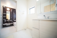 洗面室:広々洗面所で脱衣スペースもゆったり利用できますね！
小窓がついており、明るく清潔感のある気持ちのいい空間です。