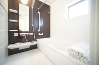 浴室:広々バスで一日の疲れをリフレッシュ。浴槽にもゆったりと浸かれますね！
浴室乾燥機つきで、防カビ対策や悪天候の日のお洗濯物にも困りませんね！