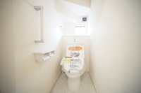 トイレ:シンプルなカラーで清潔感のあるトイレです。
温水洗浄便座付きで嬉しいですね！気持ちよく利用できます。冬場は便座が暖かく快適！お掃除も楽々。