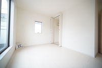 寝室:収納力が豊富な洋室です。お部屋もすっきり広々と使えて気持ちが良いです！
キレイな明るいお部屋で過ごすのは、更にのんびりゆっくりできますね！