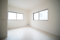 その他:２面採光の明るい洋室。気持ちの良い朝を迎られそうですね！
風通しも良く、空気の入れ替えも楽々です。
大きな掃き出し窓がないので小さなお子様にも安心ですね。