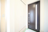 玄関:明るい玄関には大きなシューズボックスが付いています！
白を基調としており圧迫感がなく、収納はたっぷりできるので嬉しいですね。