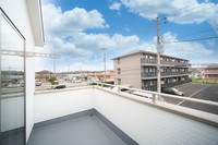 バルコニー:陽当たりの良いバルコニーで、お洗濯物もよく乾きそうですね！
お天気の良い日にはバルコニーへ出てリフレッシュするのも気持ちよさそうです。