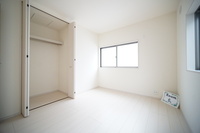 収納:全居室に収納スペースが設けられています！
お家全体をスッキリ整頓でき、快適に過ごすことができます。
シンプルにデザインされているので、お気に入りの家具を置いてお好みの空間を作る事ができます。