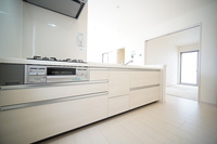 キッチン:うれしい設備がたくさんのシステムキッチン。収納もたっぷりで、食品やキッチン用品もスッキリと収納できます！
キレイに整頓されていると、お料理の時も気分が良くお料理ができますね。