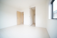 洋室:窓から優しい光が差し込む明るい洋室はリラックスして過ごせる空間です。
寝室として使う場合でも、朝はスッキリと目覚められそうですね！