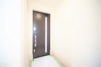 玄関:疲れて帰ってきても優しく迎え入れてくれる、そんな空間になっています。
明るく温もり溢れる玄関です！木面の暖かい色合いで快適な空間です！