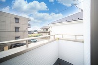 眺望:落ち着きある住宅街、周囲には高い建物がなく、緑が多く空が広く開放感があり、
陽当りを大きく遮られることもありません。気持ちの良い風が通り抜ける街並みです。