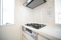 キッチン:システムキッチンは収納力があります！
大きなお鍋やフライパンもラクラク収納可能です。
お料理好きの方には嬉しいキッチンとなっています。