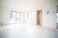 リビング:大切な家族が集まるからこそLDKにはこだわりたい。日当たりのよい広～いLDKを、子供たちが元気に笑いながら走り回っている姿を見た時が「広い家にして良かった」と思う瞬間です。