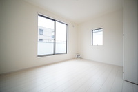 洋室:窓から優しい光が差し込む明るい洋室はリラックスして過ごせる空間です。
寝室として使う場合でも、朝はスッキリと目覚められそうですね！