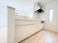 キッチン:毎日使うキッチンが綺麗で清潔でオシャレならお料理を作るのも楽しくなりますよね。ご家族との会話も楽しめそうです！