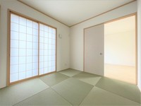 和室:日本人の心感じる「和」の空間。井草の香り漂う空間は癒しのひと時を演出してくれます！リラックス効果があるので快適に過ごせそうです。