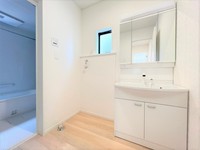 洗面室:三面鏡洗面化粧台です。鏡の裏には収納スペースがございます。お出かけ前の支度をする際、化粧品などを収納しておけて便利ですね！