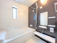 浴室:オシャレで高級感のある浴室で一日の疲れをリフレッシュ。浴槽にもゆったりと浸かれますね！
毎日のバスタイムが楽しくなりそうです。