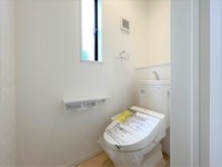 トイレ:1・2階にトイレがございます！朝の忙しい時間帯も待たずにすみそうですね。清潔感のあるトイレは気分が良くなりますね。