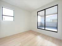 寝室:全居室に収納スペースが設けられています！
お家全体を整頓する事ができて嬉しいですね。
収納の量を気にされている方にオススメの物件です！
是非一度現地でご確認下さい。