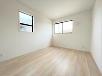 その他:２面採光の明るい洋室。気持ちの良い朝を迎られそうですね！
風通しも良く、空気の入れ替えも楽々です。
大きな掃き出し窓がないので小さなお子様にも安心ですね。