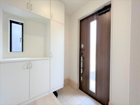 玄関:圧迫感のない玄関スペースです！疲れて帰ってきても優しく迎え入れてくれる、そんな空間になっています。