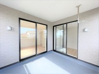 バルコニー:陽当たり良好なバルコニーです！晴れた日には青い空を見渡せる開放的な時間を楽しめます。
天気のいい日にはバルコニーでお茶をするのも良いですね！