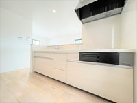 キッチン:オシャレなシステムキッチンは、使い勝手も良いです！
食器棚などを置いても余裕のある広さで、料理がはかどります。
お料理好きの方にオススメの物件です。