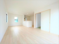 リビング:心地良いリビングは家族が自然と集まります。家族団欒の時間が増えそうです。ご家族と、より一層充実した時間を過ごせそうですね。明るく開放的な空間です。