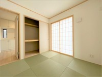 和室:和室ではお子様が転んでも怪我をする心配はほとんどありません。
また、子供の昼寝スペースとしてはもちろん、家事の合間に奥様が寝ころんで使える休憩スペースとしても利用できます。