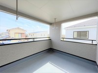 眺望:落ち着きある住宅街、周囲には高い建物がなく、空が広く開放感があり、
陽当りを大きく遮られることもありません。気持ちの良い風が通り抜ける街並みです。