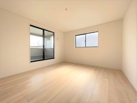 洋室:2面採光の洋室はとっても明るく落ち着く空間となっております。
家具を選ばないシンプルなデザインの為、お気に入りの家具で大好きな空間に仕上げることができます！