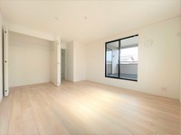 居室:明るく風通しの良い居室です。「シンプル」にデザインされた室内。自由度が高いので家具やレイアウトでお好みの空間を創り上げられます。
是非、一度現地でご確認下さい。