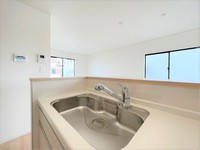 キッチン:広々としたシンクで洗い物もはかどります！
また、収納もたっぷりついているので大きなキッチン用品も取り出しやすく収納可能です。
手元を隠してくれるカウンターの高さが来客時に嬉しいですね。