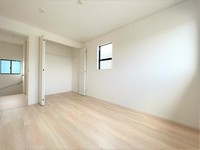 洋室:全ての居室に収納スペースが設けられています！
お家全体をスッキリ整頓することができる所が嬉しいですね。
家具を選ばないシンプルなデザインの為、お気に入りの家具を活かすことができます。