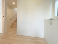 玄関:オシャレな玄関です！お花や観葉植物を置いてオシャレな玄関に仕上げられますね！
お客様を迎え入れるのにセンスの良い空間を披露できます！