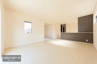 リビング:温もり溢れる明るく心地の良い空間のリビングです。居心地の良い空間で、家族団欒の時間が増えそうですね！