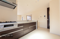 キッチン:収納豊富なシステムキッチン。お気に入りの食器や、調理道具などたくさん収納できます！
素敵なお皿で、毎日の食卓を彩り豊かにしたいですね。