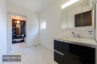 洗面室:明るく清潔感のある洗面台です。
小窓付きですのでしっかり換気もできます！
洗面台下部分には扉付きの収納がありますのでタオルや洗剤も収納できます。