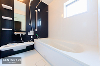 浴室:オシャレで高級感のある浴室で一日の疲れをリフレッシュ。
浴槽にもゆったりと浸かれますね！
毎日のバスタイムが楽しくなりそうです。