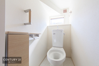 トイレ:1・2階にトイレがございます！朝の忙しい時間帯も待たずにすみそうですね。清潔感のあるトイレは気分が良くなりますね。(入居までに、トイレの蓋は付いてきます)