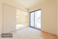 和室:リビングに隣接しているので明るく気持ちのいいスペースです。
家事の休憩スペースやキッズスペースとしてリビングから目に届くので安心です！