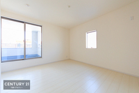 洋室:2面採光の洋室はとっても明るく落ち着く空間となっております。
家具を選ばないシンプルなデザインの為、お気に入りの家具で大好きな空間に仕上げることができます！