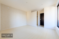 寝室:壁面が広いのでベッドや家具の置き場所にも困りませんね！収納力もバッチリです！
どんな家具を置こうかワクワクしますね！
収納力もたっぷりなので、お部屋をスッキリ片付けられそうですね！