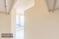 収納:ウォークインクローゼットです。たくさんのお洋服などを収納しておけそうですね！毎日のお洋服選びが楽しくなりそうです。
面倒な衣替えの必要がないのもうれしいポイントですね！