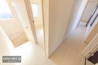 その他内観写真:階段には手すりが付いています！足元も安心です！