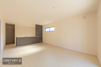 リビング:心地良いリビングは家族が自然と集まります。家族団欒の時間が増えそうです。ご家族と、より一層充実した時間を過ごせそうですね。明るく開放的な空間です