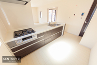 キッチン:収納たっぷりなキッチンです。キッチン周りキレイに片付きますね。