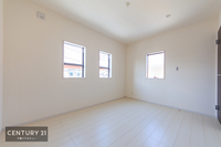 洋室:窓から優しい光が差し込む明るい洋室はリラックスして過ごせる空間です。
プライベートの時間を有意義に使えそうですね！
全居室に収納スペースが設けられています！