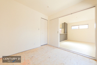 和室:まだ畳は張られていませんが、リビングに隣接しているので明るく気持ちのいいスペースです。
お子様の遊び場としてもごろ寝スペースとしてもお使いいただけます。